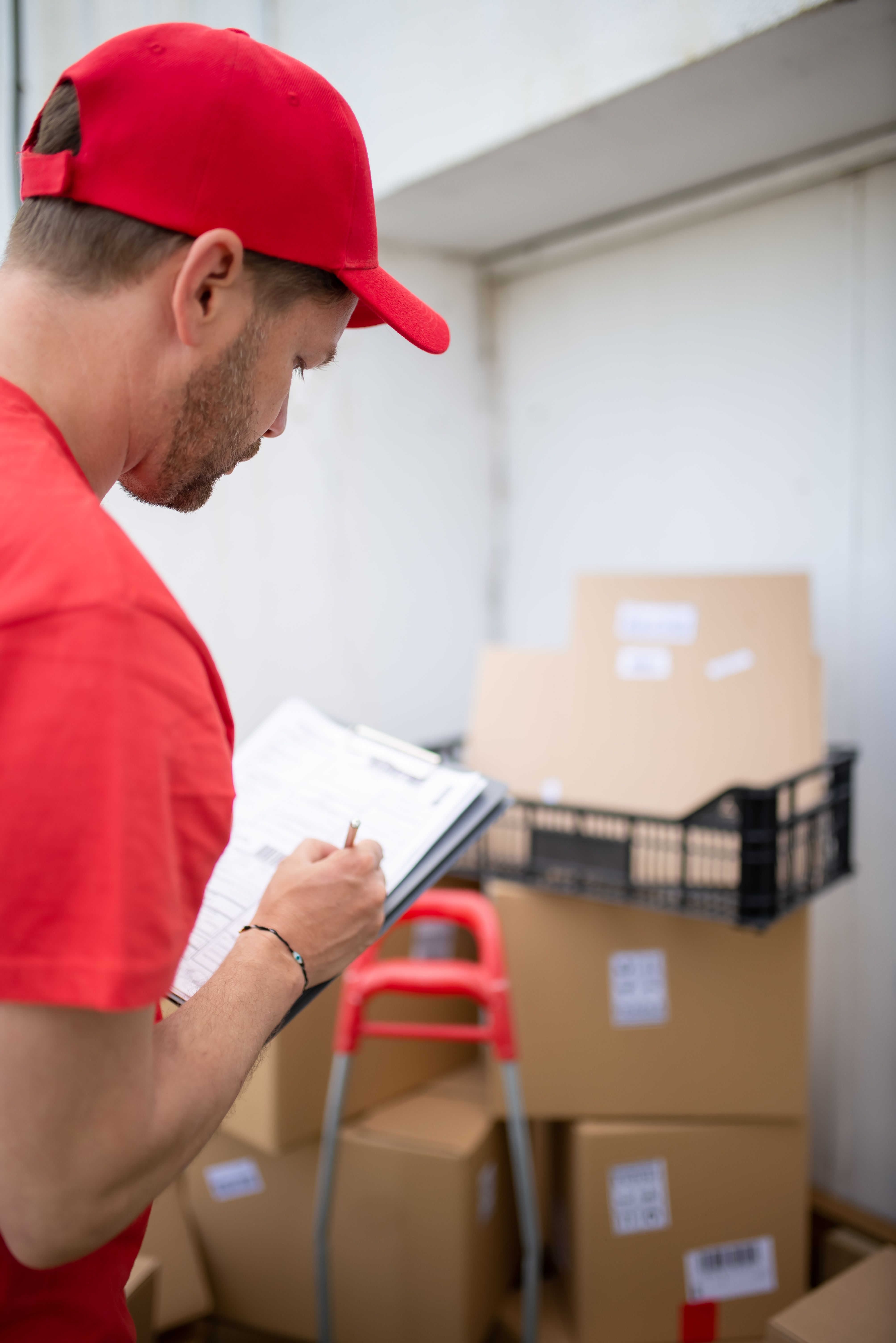 The Ultimate Guide to Commercial Trucking Logistics: Operations, Tech, and Strategy
