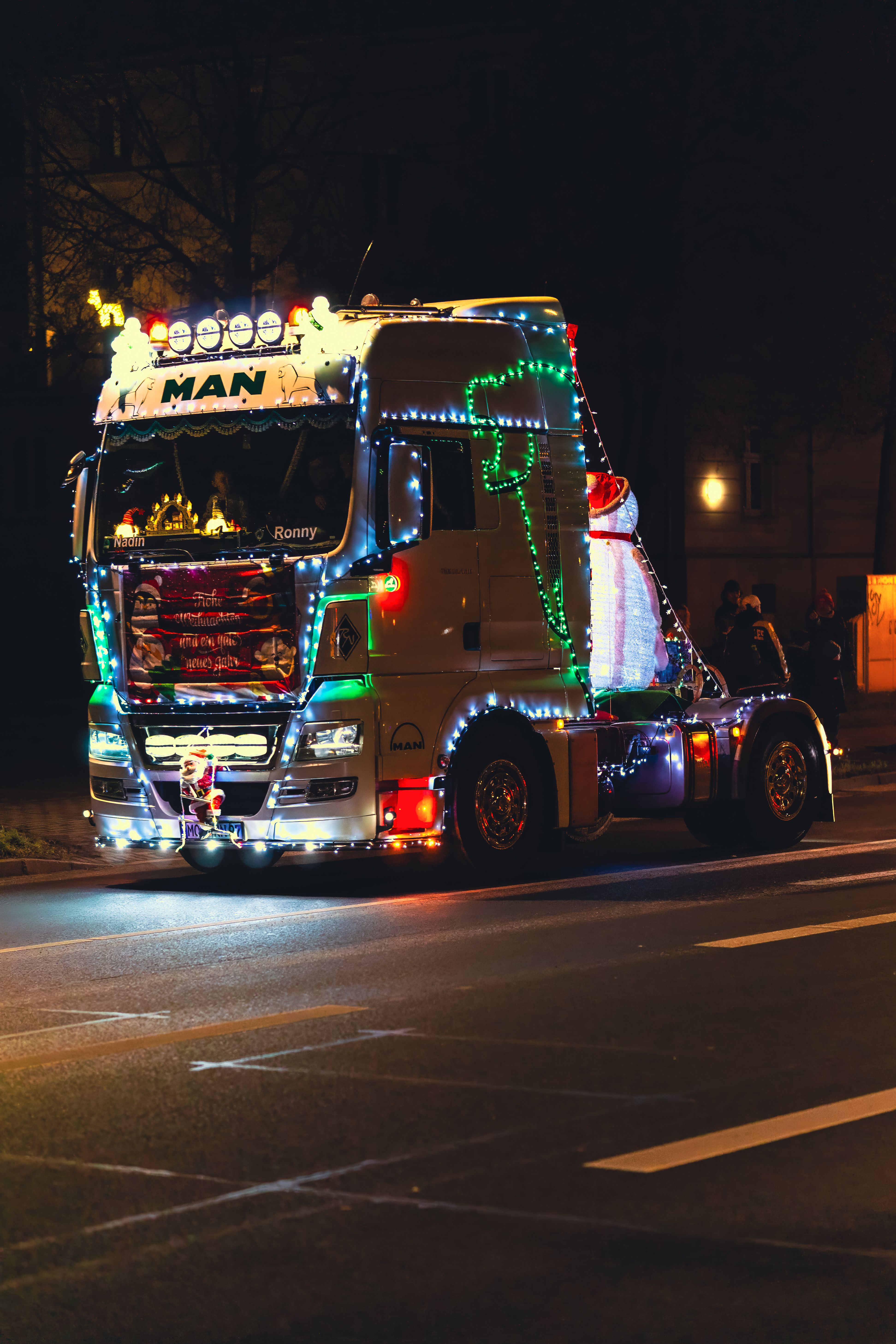 Trucking During the Holidays: Maximizing Pay, Safety & Home Time